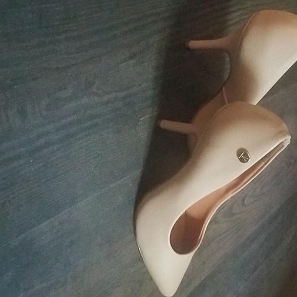 Shoes - Picture 6 of 7